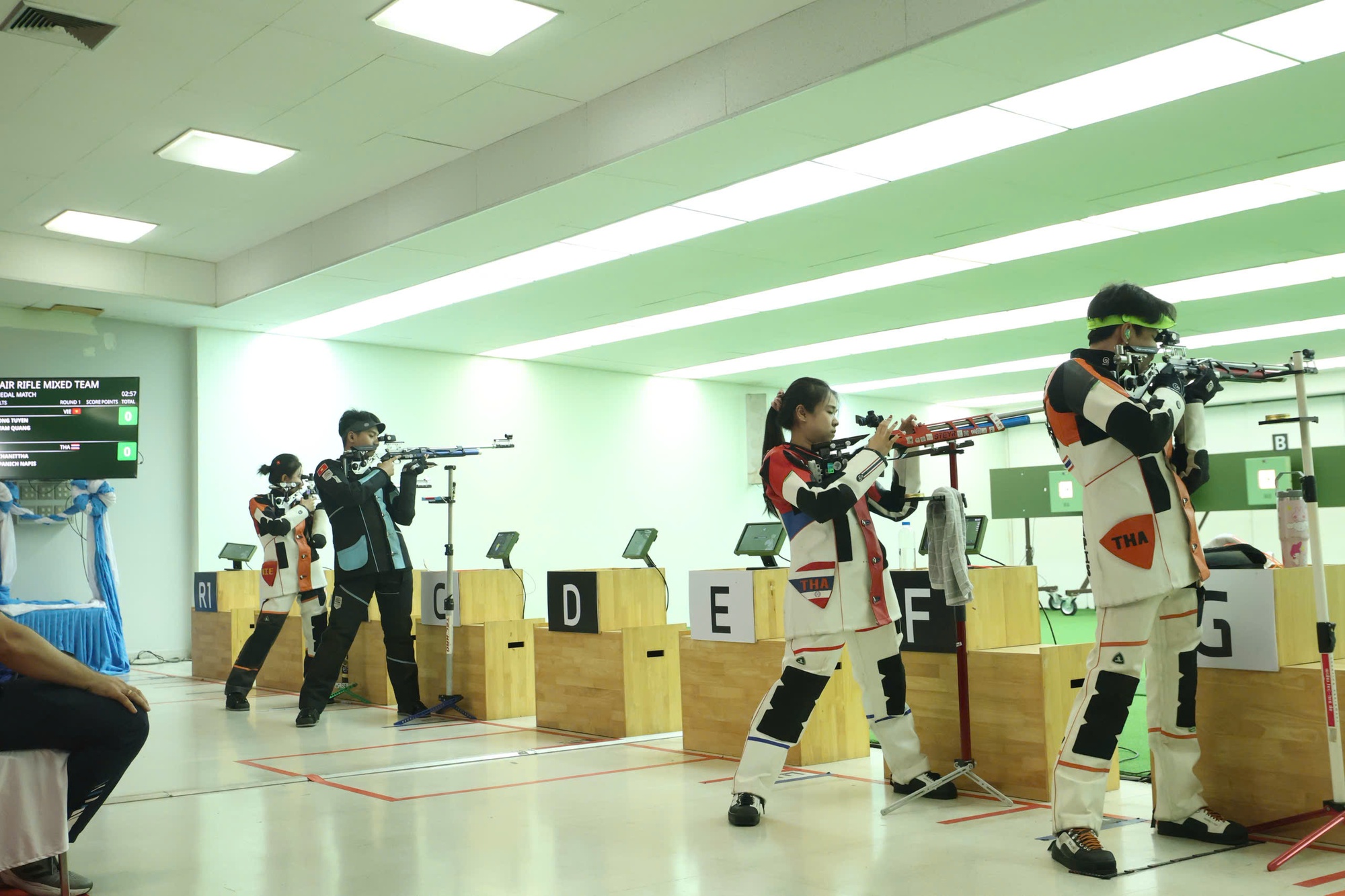 Nữ xạ thủ sinh năm 2003 xinh như mộng đánh bại VĐV Thái Lan giành HCV SEA Games cho Việt Nam- Ảnh 2.