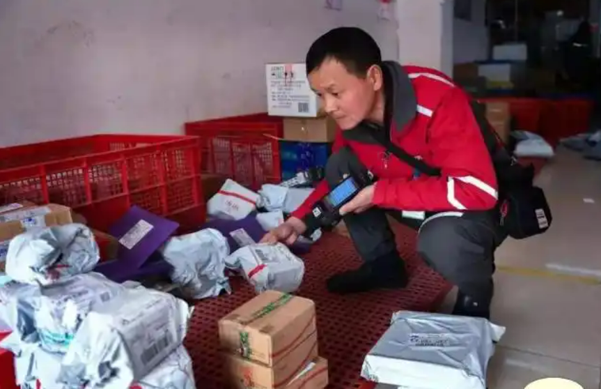 Phát hiện người đàn ông 45 tuổi làm shipper nhưng sở hữu hơn 10 căn nhà, 4 xe ô tô: “Dù lương thấp và vất vả, tôi chưa từng thấy chán nghề”- Ảnh 1.