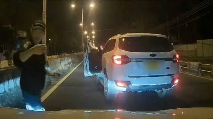 Xác minh video tài xế ô tô chặn đầu xe, chửi bới người đi đường ở Khánh Hoà- Ảnh 1.