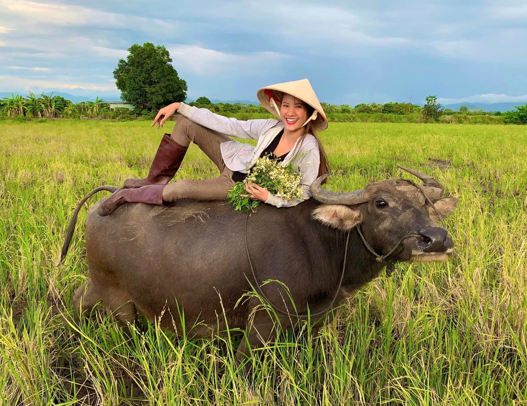 "Mỹ nhân 10 năm chăn trâu" lấy chồng giàu gia thế khủng, bước vào cửa hào môn ở biệt thự hoành tráng- Ảnh 1.
