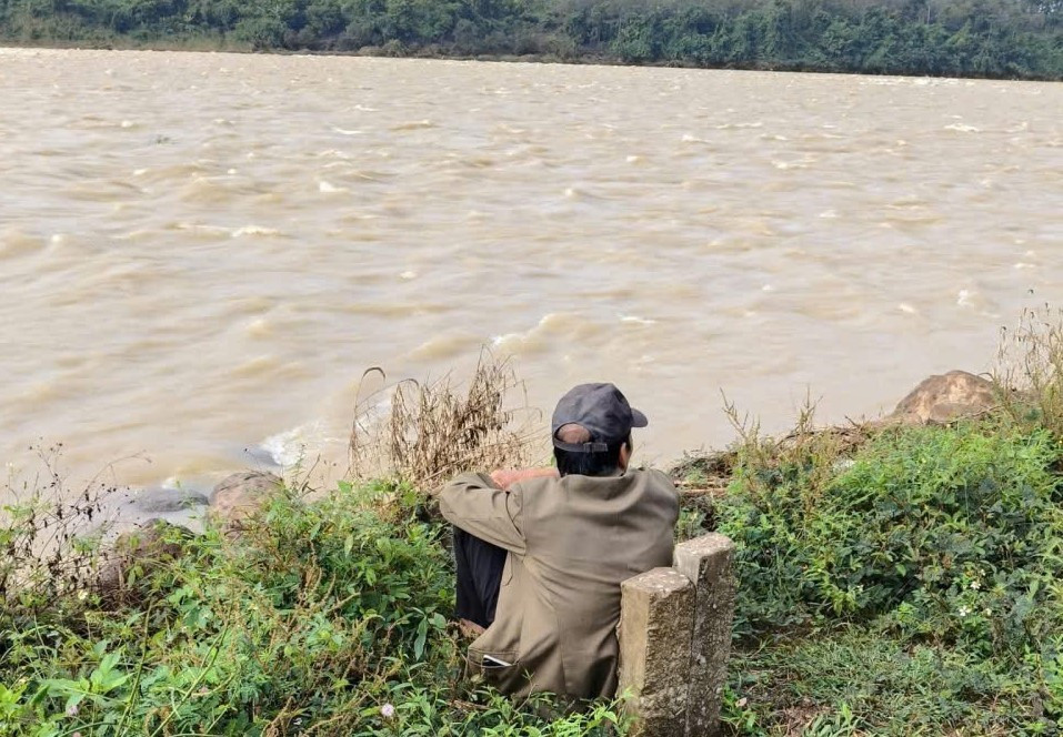 Người cha ngồi bên bờ sông, chờ tin con gái mất tích hơn 1 tuần: Đã không có phép màu nào!- Ảnh 2. Người cha ngồi bên bờ sông, chờ tin con gái mất tích hơn 1 tuần: Đã không có phép màu nào!- Ảnh 2.