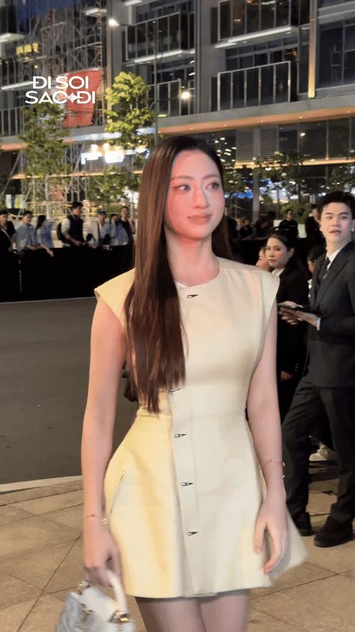 Lương Thùy Linh khoe cặp "kiếm Nhật" 1m22 trên thảm đen, nhan sắc qua camera thường lần này thế nào?- Ảnh 1. Lương Thùy Linh khoe cặp "kiếm Nhật" 1m22 trên thảm đen, nhan sắc qua camera thường lần này thế nào?- Ảnh 1.