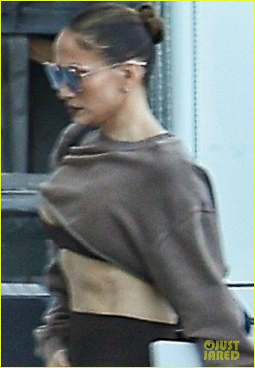 Bị bắt gặp mặc áo crop top khoe cơ bụng số 11, Jennifer Lopez ở tuổi 55 làm cách nào mà trẻ hơn cả tuổi 30 của nhiều người?- Ảnh 2.