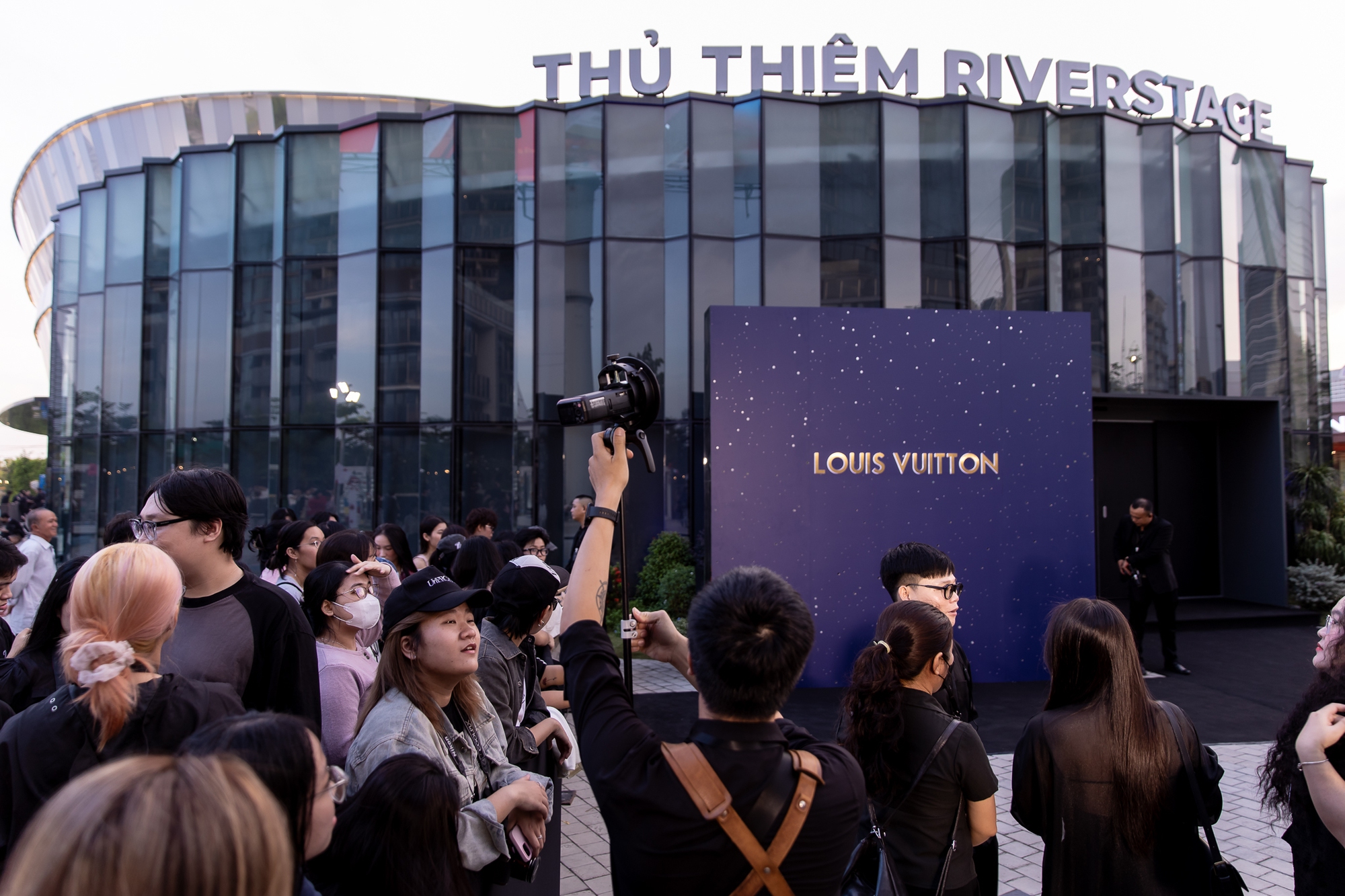 Siêu sự kiện Louis Vuitton: Fan phấn khích hô to “HIEUTHUHAI đẹp quá”, Tóc Tiên nay quá dịu- Ảnh 1.