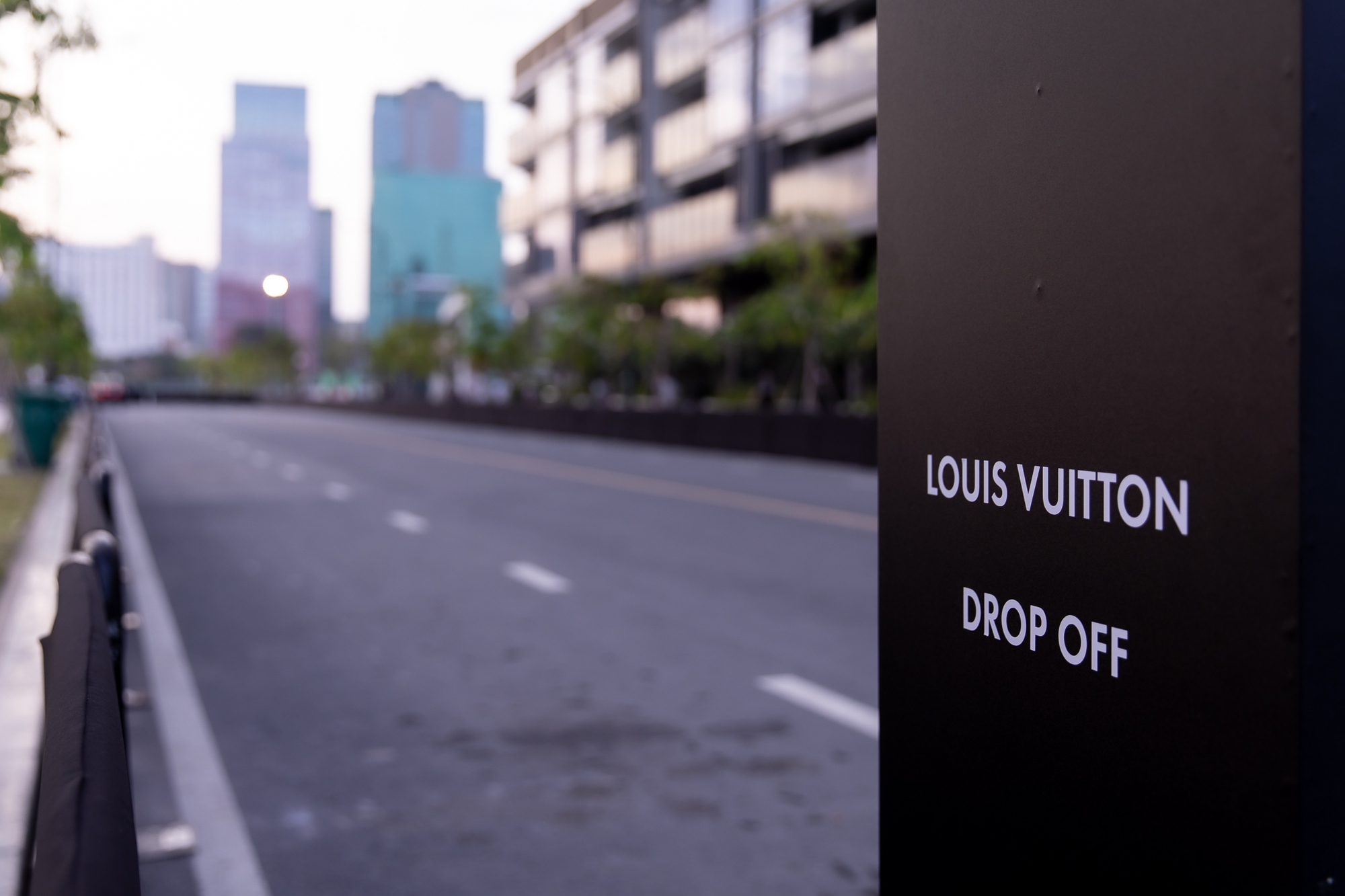 Siêu sự kiện Louis Vuitton: Fan phấn khích hô to “HIEUTHUHAI đẹp quá”, Tóc Tiên nay quá dịu- Ảnh 4.