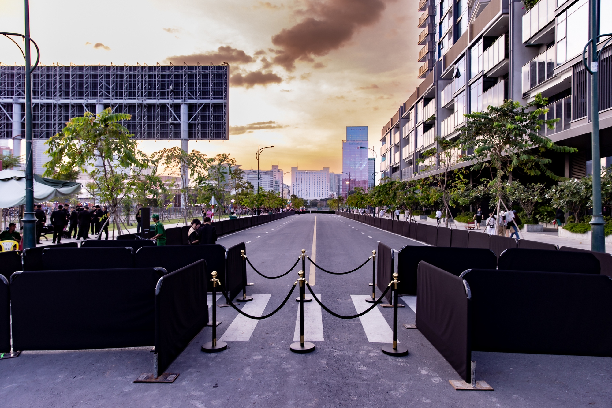 Siêu sự kiện Louis Vuitton: Fan phấn khích hô to “HIEUTHUHAI đẹp quá”, Tóc Tiên nay quá dịu- Ảnh 3.