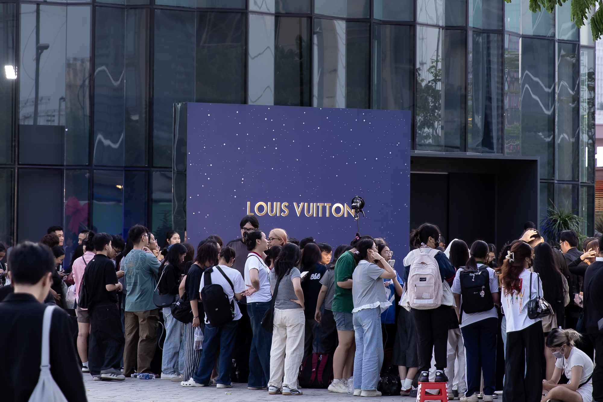 Siêu sự kiện Louis Vuitton: Fan phấn khích hô to “HIEUTHUHAI đẹp quá”, Tóc Tiên nay quá dịu- Ảnh 2.