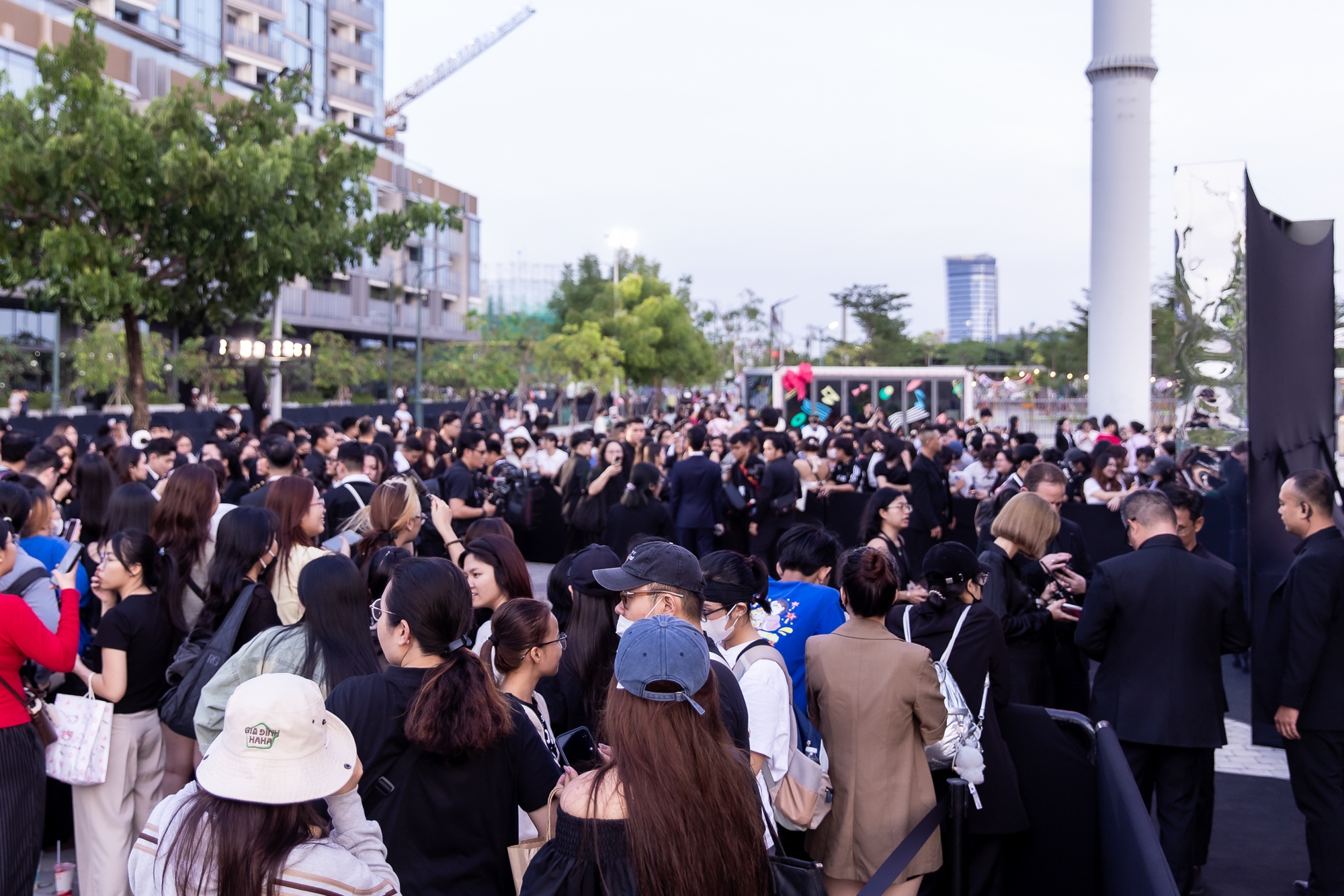 Siêu sự kiện Louis Vuitton: Fan phấn khích hô to “HIEUTHUHAI đẹp quá”, Tóc Tiên nay quá dịu- Ảnh 5.