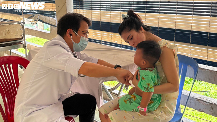 Nhiều trẻ mắc tay chân miệng trở nặng do tác nhân EV71, bác sĩ khuyến cáo gì?- Ảnh 2.