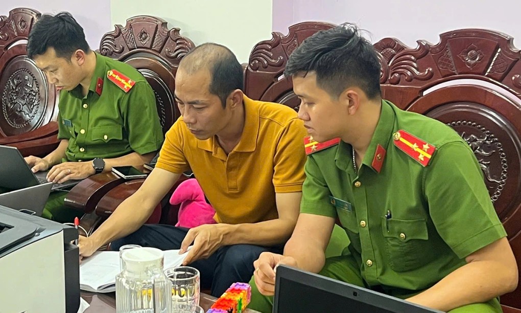 Bắt tạm giam người cầm đầu đường dây nha khoa không giấy tờ, giả bác sĩ, lừa dối hơn 1.000 bệnh nhân cao tuổi- Ảnh 1.