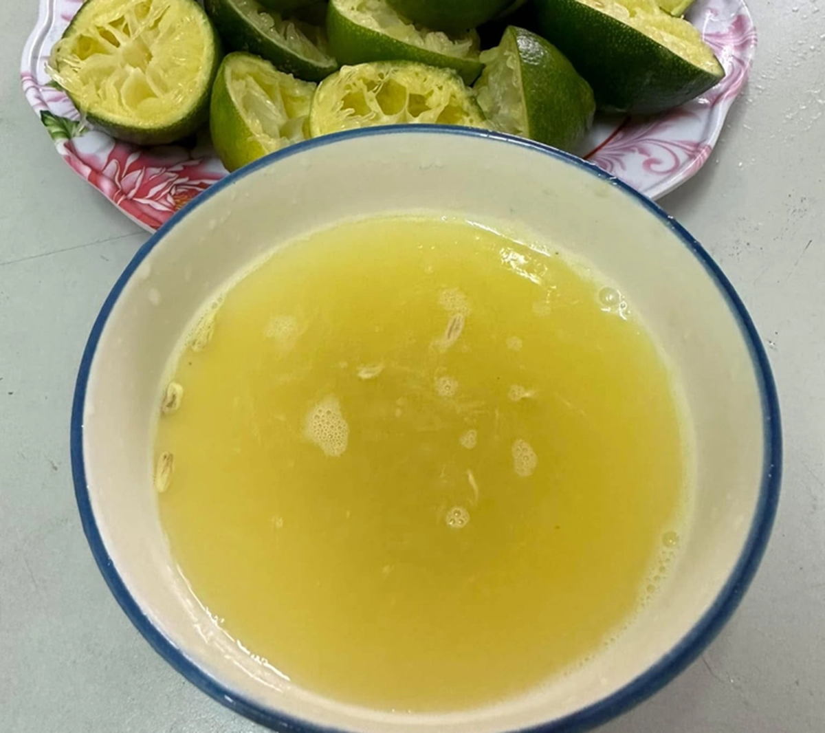 Người đàn ông 47 tuổi tử vong vì thường xuyên uống nước chanh theo cách "vạn người mê"- Ảnh 1.