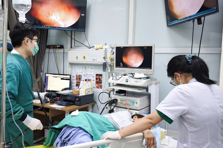 Phát hiện ổ giun bám ở đại tràng từ thói quen nhiều người mê- Ảnh 1.