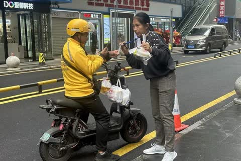 Gần 2h sáng nhận được tin nhắn của anh shipper, đọc nội dung không dám tức giận mà hoàn toàn lặng người- Ảnh 1.