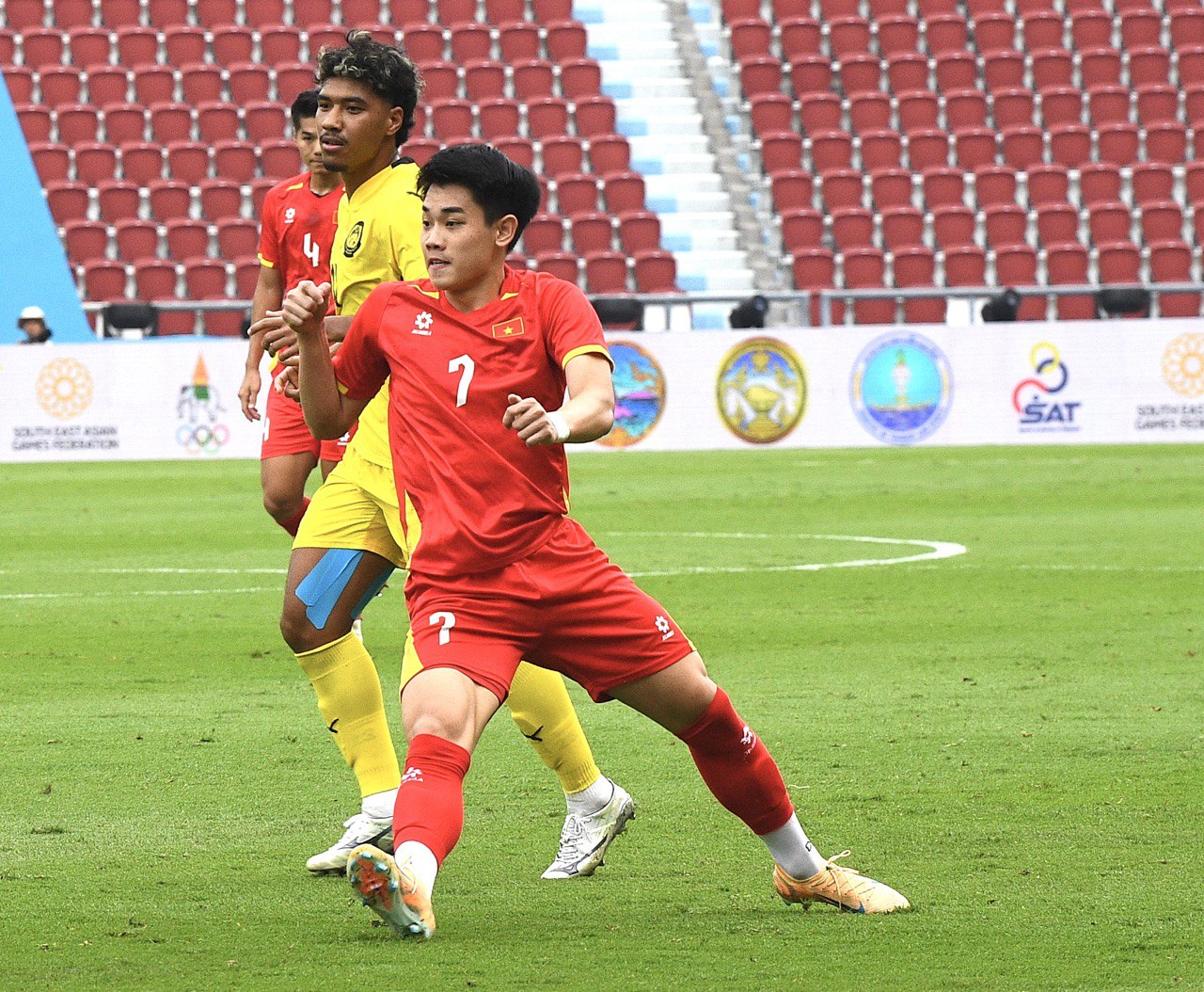 Cách hot boy đội phó U22 Việt Nam - Đình Bắc làm khổ Malaysia, xuất sắc thế nào mà HLV Kim Sang-sik khen hết lời- Ảnh 17.