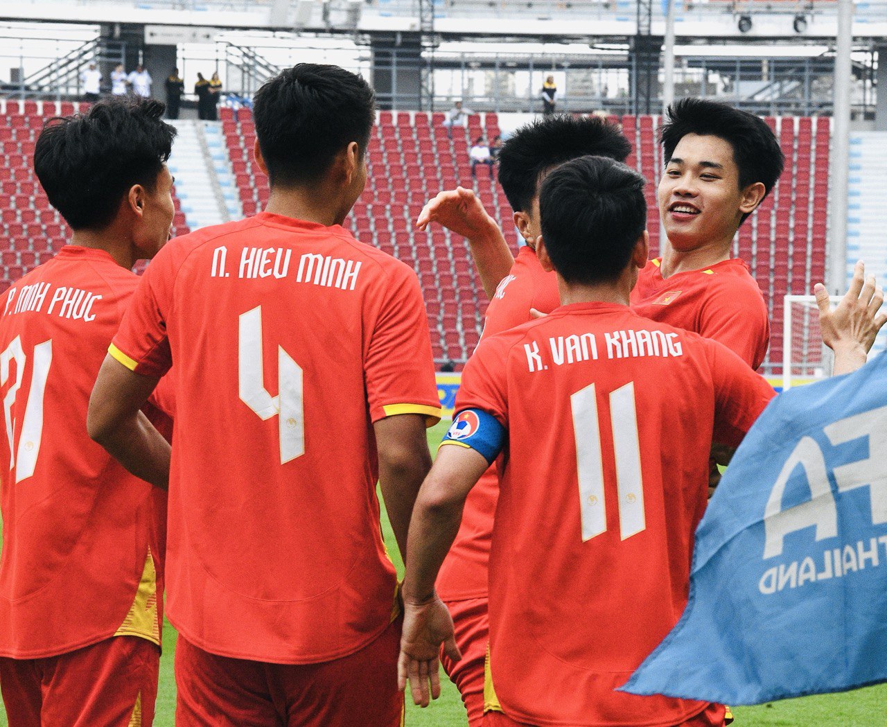 Cách hot boy đội phó U22 Việt Nam - Đình Bắc làm khổ Malaysia, xuất sắc thế nào mà HLV Kim Sang-sik khen hết lời- Ảnh 7.