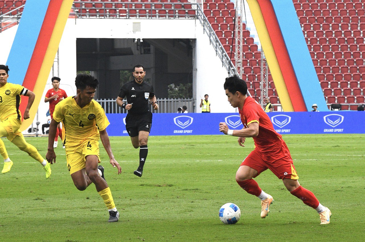 Cách hot boy đội phó U22 Việt Nam - Đình Bắc làm khổ Malaysia, xuất sắc thế nào mà HLV Kim Sang-sik khen hết lời- Ảnh 18.