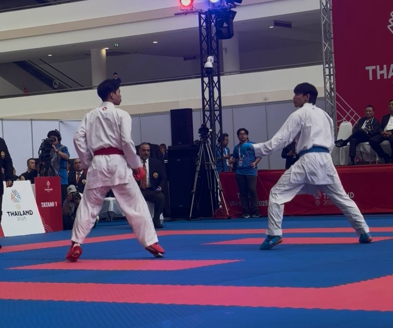 Võ sĩ sinh năm 2001 Việt Nam lần đầu dự SEA Games đã đánh cho đối thủ Thái Lan khiếp sợ, xuất sắc giành HCV- Ảnh 4.