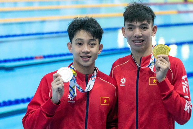"Rái cá sông Gianh" Huy Hoàng lần thứ 5 giành HCV bơi 1500m SEA Games, visual kình ngư HCB bên cạnh cũng hot không kém- Ảnh 2.