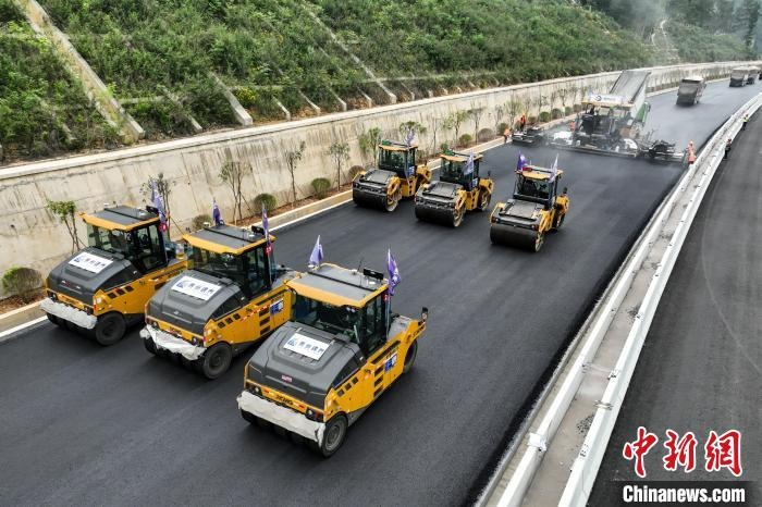 Kỳ tích xây dựng tại Trung Quốc: Rải 8.000 tấn nhựa đường, hoàn thiện tuyến cao tốc huyết mạch chỉ trong 6 giờ- Ảnh 1.