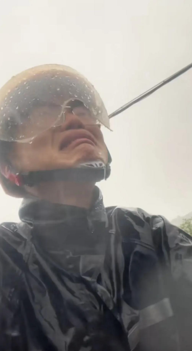 Đang đi giao hàng vui vẻ, shipper bật khóc khi cả 3 đơn đều gặp kiếp nạn với khách đặt đồ ăn- Ảnh 2. Đang đi giao hàng vui vẻ, shipper bật khóc khi cả 3 đơn đều gặp kiếp nạn với khách đặt đồ ăn- Ảnh 2.