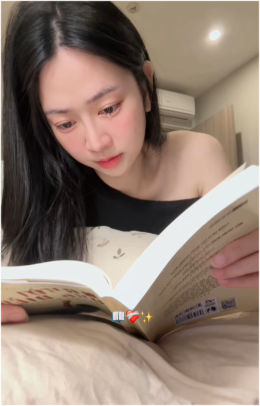 Lê Bống tự đặt máy quay cảnh khóc nức nở khi đọc sách- Ảnh 4. Lê Bống tự đặt máy quay cảnh khóc nức nở khi đọc sách- Ảnh 4.