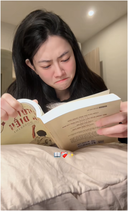 Lê Bống tự đặt máy quay cảnh khóc nức nở khi đọc sách- Ảnh 2. Lê Bống tự đặt máy quay cảnh khóc nức nở khi đọc sách- Ảnh 2.