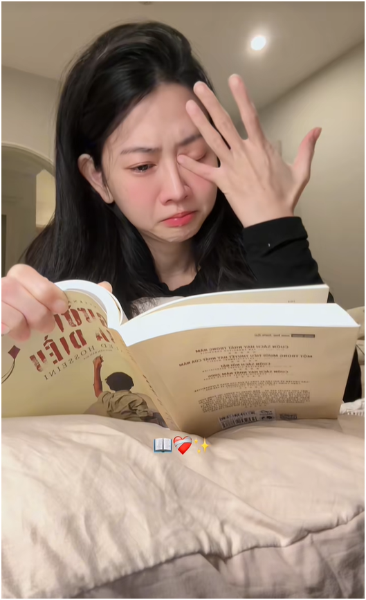 Lê Bống tự đặt máy quay cảnh khóc nức nở khi đọc sách- Ảnh 1. Lê Bống tự đặt máy quay cảnh khóc nức nở khi đọc sách- Ảnh 1.