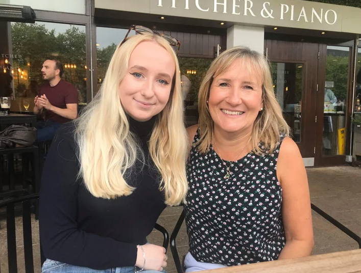 Người phụ nữ vỡ òa khi gặp con gái ruột 21 tuổi mà không hề hay biết mình từng có- Ảnh 2.