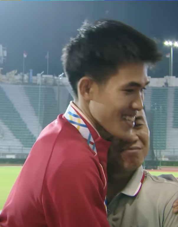 Khoảnh khắc xúc động, người bố chân đứng không vững, mắt rớm lệ khi con trai giành HCV SEA Games cho Việt Nam- Ảnh 2. Khoảnh khắc xúc động, người bố chân đứng không vững, mắt rớm lệ khi con trai giành HCV SEA Games cho Việt Nam- Ảnh 2.