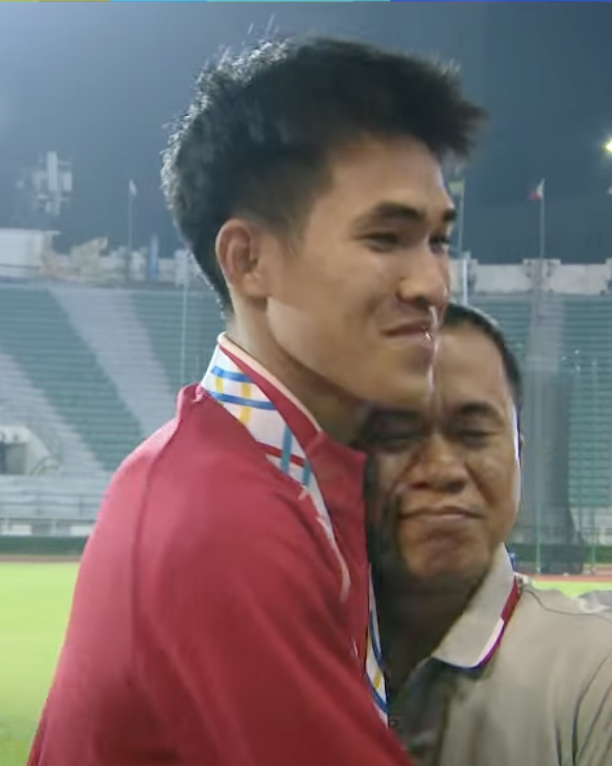 Khoảnh khắc xúc động, người bố chân đứng không vững, mắt rớm lệ khi con trai giành HCV SEA Games cho Việt Nam- Ảnh 3. Khoảnh khắc xúc động, người bố chân đứng không vững, mắt rớm lệ khi con trai giành HCV SEA Games cho Việt Nam- Ảnh 3.