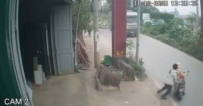 Đối tượng đẩy chiến sĩ CSGT vào đầu xe tải bật khóc, nói "rất hối hận": May mà anh ấy tránh kịp...- Ảnh 1.