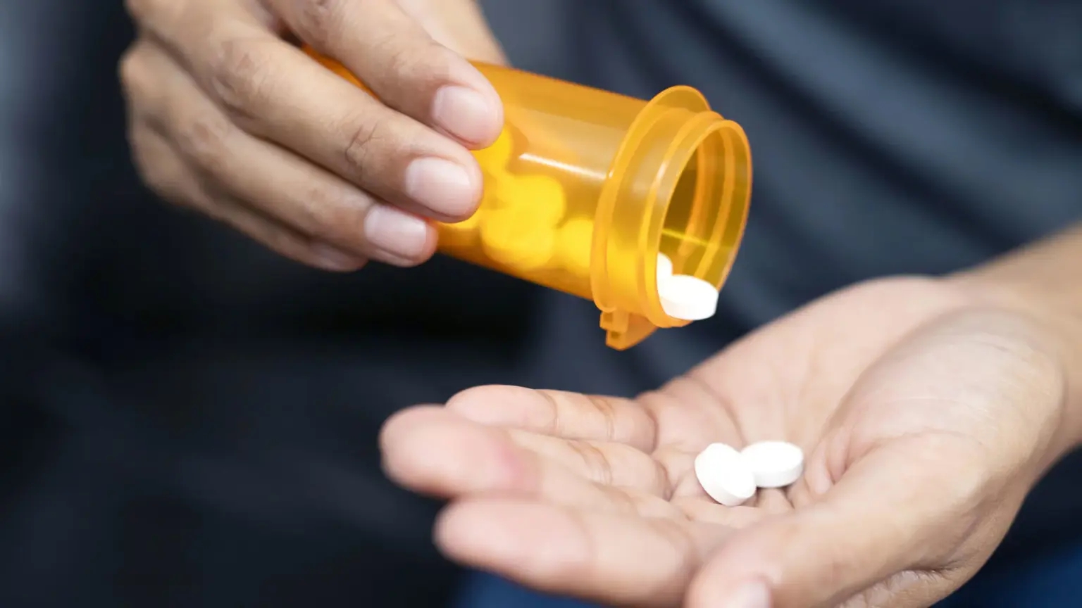 Người đàn ông bất ngờ bị suy thận cấp chỉ sau 3 ngày dùng 1 loại thuốc hầu như nhà nào cũng có- Ảnh 1. Người đàn ông bất ngờ bị suy thận cấp chỉ sau 3 ngày dùng 1 loại thuốc hầu như nhà nào cũng có- Ảnh 1.