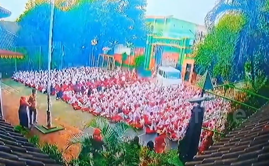 Ô tô lao xuyên qua cổng trường, đâm trúng học sinh đang đứng chào cờ- Ảnh 1.