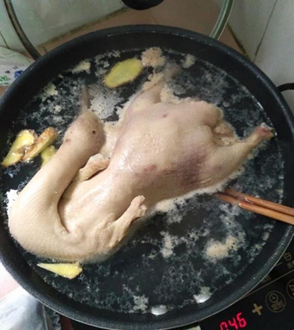 Luộc vịt đừng chỉ cho mỗi nước: Thêm 3 thứ này vào nồi, thịt thơm mềm, mùi hôi không tồn tại- Ảnh 2. Luộc vịt đừng chỉ cho mỗi nước: Thêm 3 thứ này vào nồi, thịt thơm mềm, mùi hôi không tồn tại- Ảnh 2.