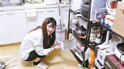 Phát hiện giúp việc trẻ lương 7 triệu/h, có 30 tỷ trong tài khoản nhờ chiều được 