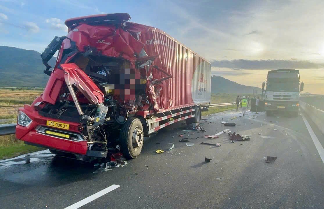 Xe tải va chạm khiến tài xế mắc kẹt ở cabin, đóng 1 đoạn cao tốc Vĩnh Hảo - Phan Thiết- Ảnh 1.