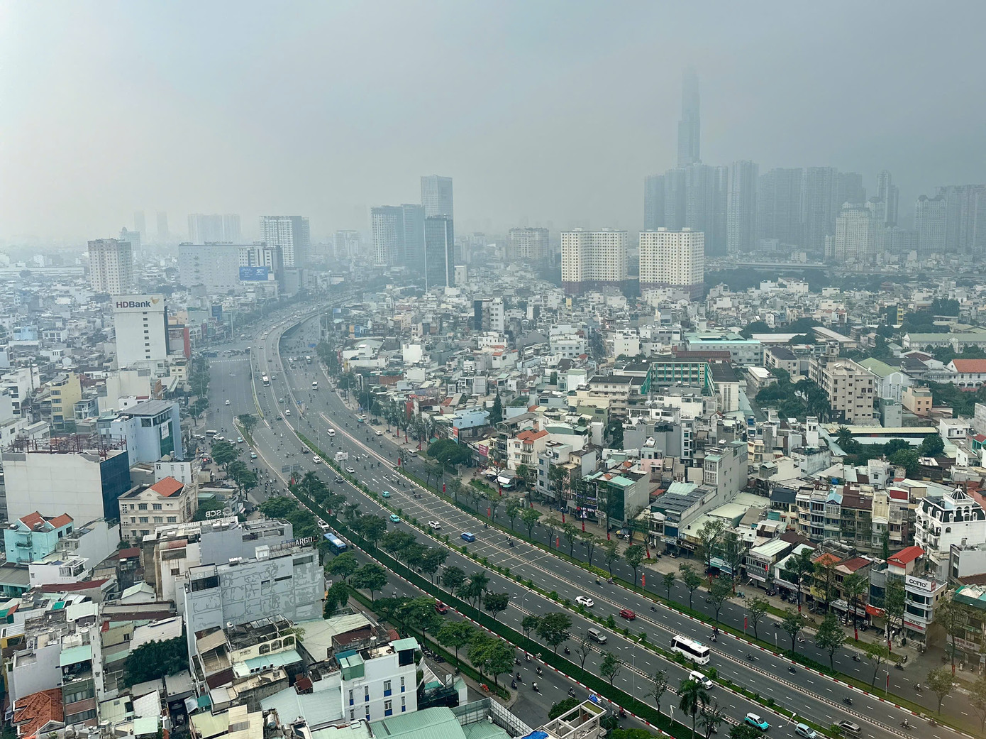 Bầu trời TPHCM đục ngầu, nồng độ bụi mịn vượt ngưỡng nhiều lần- Ảnh 5.
