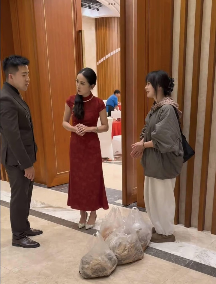 X&ocirc;ng v&agrave;o 100 đ&aacute;m cưới xin đồ ăn để nu&ocirc;i 120 m&egrave;o hoang, c&ocirc; g&aacute;i hết sợ giao tiếp- Ảnh 3.