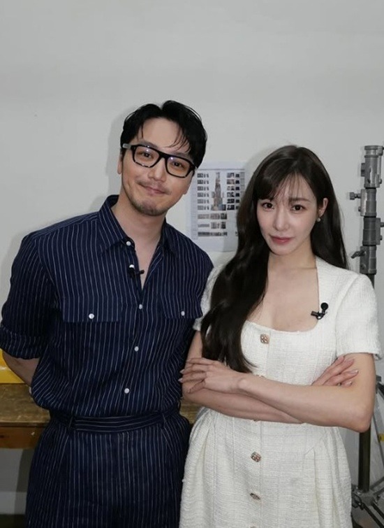 Lộ cặp nhẫn đính ước khó tin của Tiffany (SNSD) và hôn phu tài tử- Ảnh 1. Lộ cặp nhẫn đính ước khó tin của Tiffany (SNSD) và hôn phu tài tử- Ảnh 1.