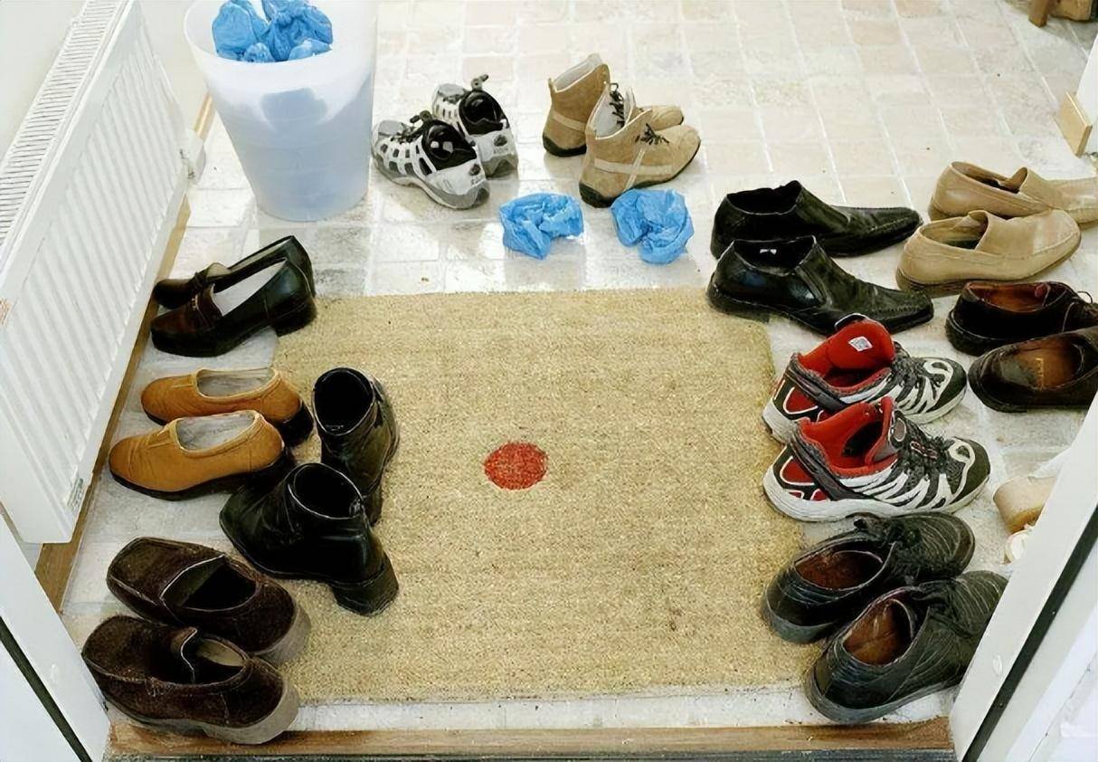 Nhà tôi cứ nghèo dần mà không hiểu vì sao - đến khi phát hiện 3 lỗi lớn ngay cửa ra vào- Ảnh 3. Nhà tôi cứ nghèo dần mà không hiểu vì sao - đến khi phát hiện 3 lỗi lớn ngay cửa ra vào- Ảnh 3.