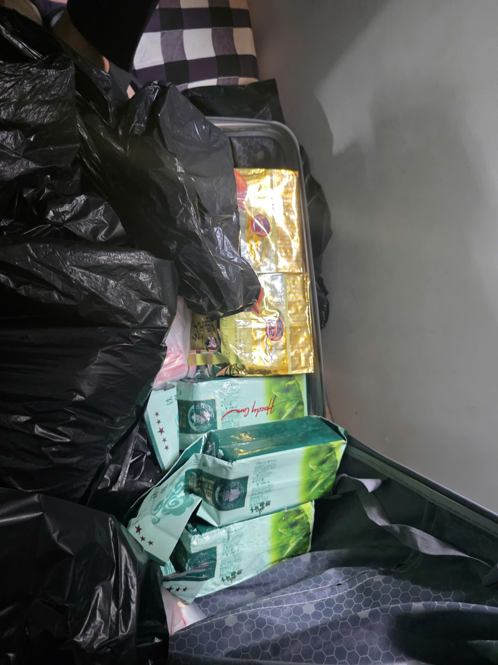 Choáng ngợp lô hàng cấm trong đường dây xuyên quốc gia giao dịch 1.500 tỷ đồng- Ảnh 2. Choáng ngợp lô hàng cấm trong đường dây xuyên quốc gia giao dịch 1.500 tỷ đồng- Ảnh 2.