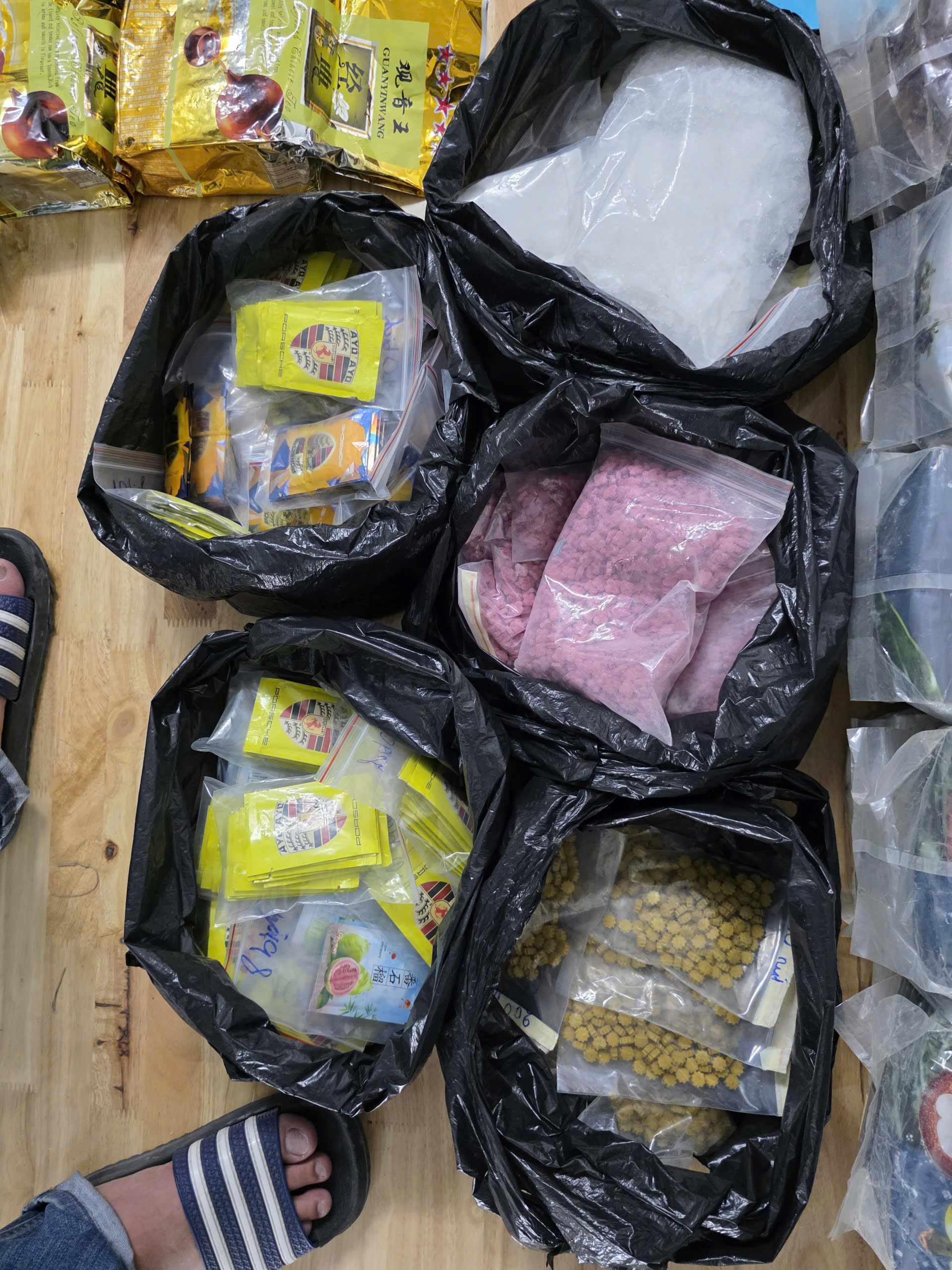 Choáng ngợp lô hàng cấm trong đường dây xuyên quốc gia giao dịch 1.500 tỷ đồng- Ảnh 7. Choáng ngợp lô hàng cấm trong đường dây xuyên quốc gia giao dịch 1.500 tỷ đồng- Ảnh 7.