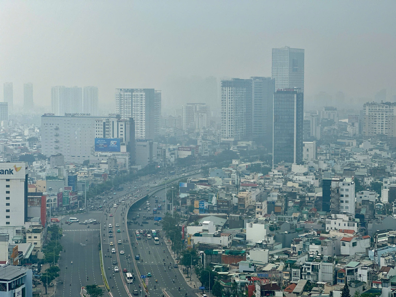 Bầu trời TPHCM đục ngầu, nồng độ bụi mịn vượt ngưỡng nhiều lần- Ảnh 8.