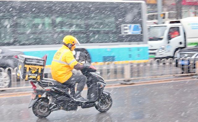 Đi 10km trong mưa để giao một đơn h&agrave;ng, shipper tuy&ecirc;n bố 1 c&acirc;u khiến ai cũng thấm- Ảnh 1.