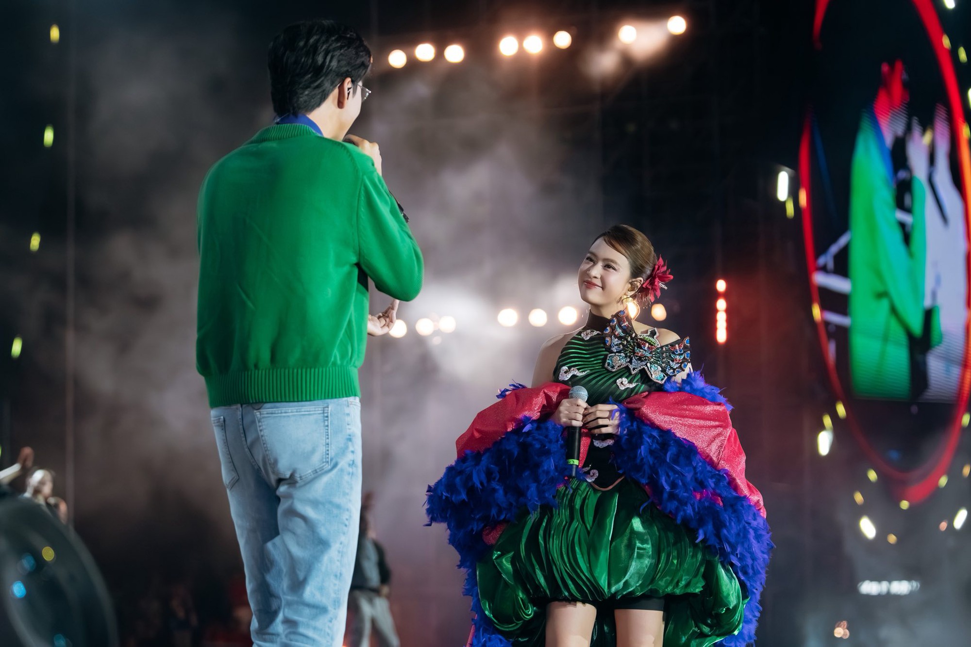 Hoàng Thuỳ Linh công khai gọi Hoàng Thuỳ Linh công khai gọi