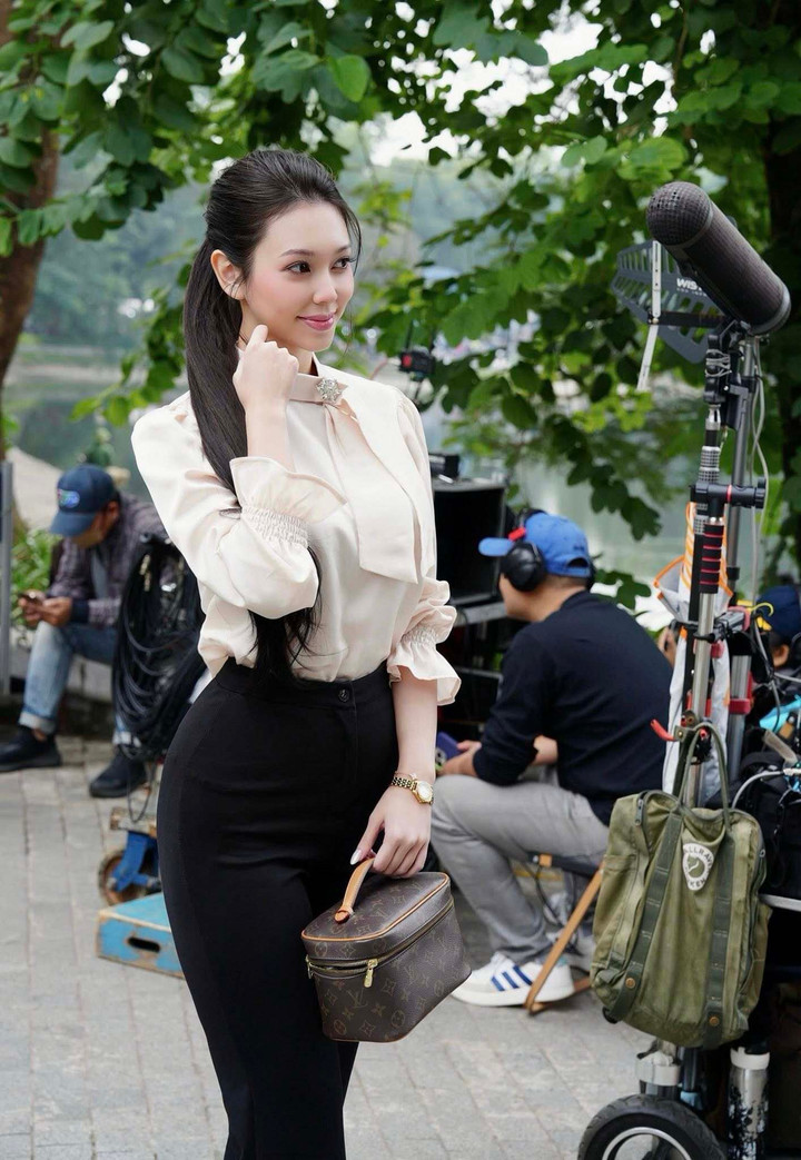 Nữ diễn vi&ecirc;n đ&oacute;ng vai 'g&aacute;i đểu' đang g&acirc;y tranh c&atilde;i tr&ecirc;n phim giờ v&agrave;ng VTV- Ảnh 7.