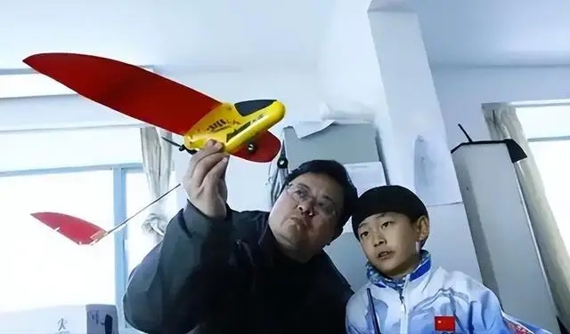 Cậu bé từng bị bố bắt cởi trần chạy trong thời tiết -13°C, được giáo dục kiểu đại bàng, hiện ra sao sau 13 năm?- Ảnh 7. Cậu bé từng bị bố bắt cởi trần chạy trong thời tiết -13°C, được giáo dục kiểu đại bàng, hiện ra sao sau 13 năm?- Ảnh 7.