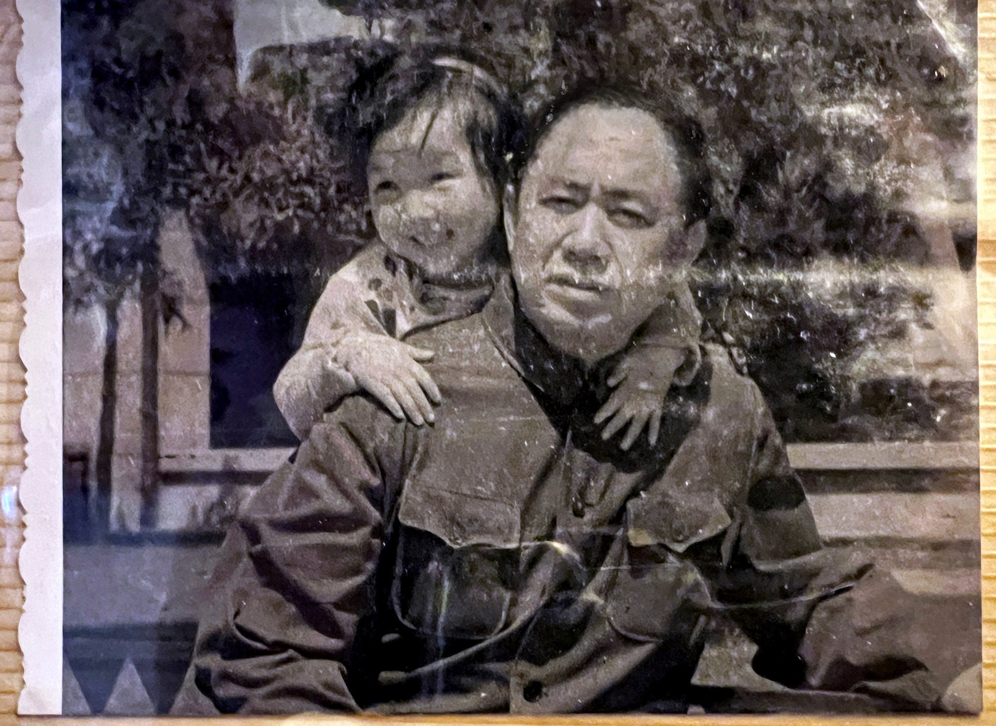 Bức ảnh cha con đáng yêu này không ngờ lại ẩn chứa 1 điều KHÓ NÓI sau 40 năm!- Ảnh 1. Bức ảnh cha con đáng yêu này không ngờ lại ẩn chứa 1 điều KHÓ NÓI sau 40 năm!- Ảnh 1.