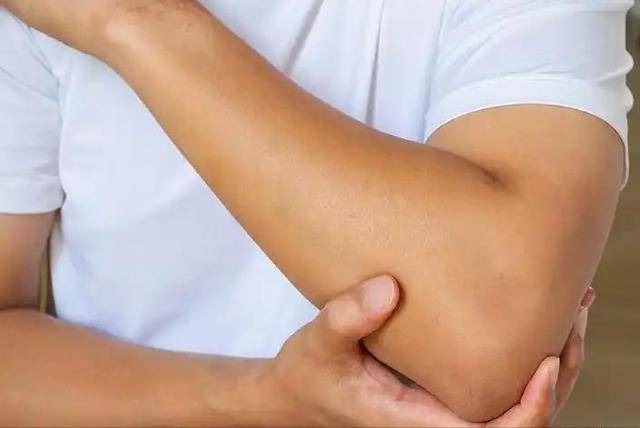 Bất kể nam hay nữ, nếu gặp phải 4 triệu chứng này ở cánh tay, rất có thể bạn bị ung thư: Dấu hiệu thứ 3 bị bỏ qua nhiều nhất- Ảnh 2.