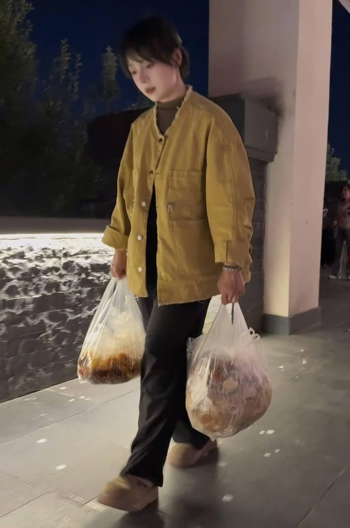 X&ocirc;ng v&agrave;o 100 đ&aacute;m cưới xin đồ ăn để nu&ocirc;i 120 m&egrave;o hoang, c&ocirc; g&aacute;i hết sợ giao tiếp- Ảnh 4.